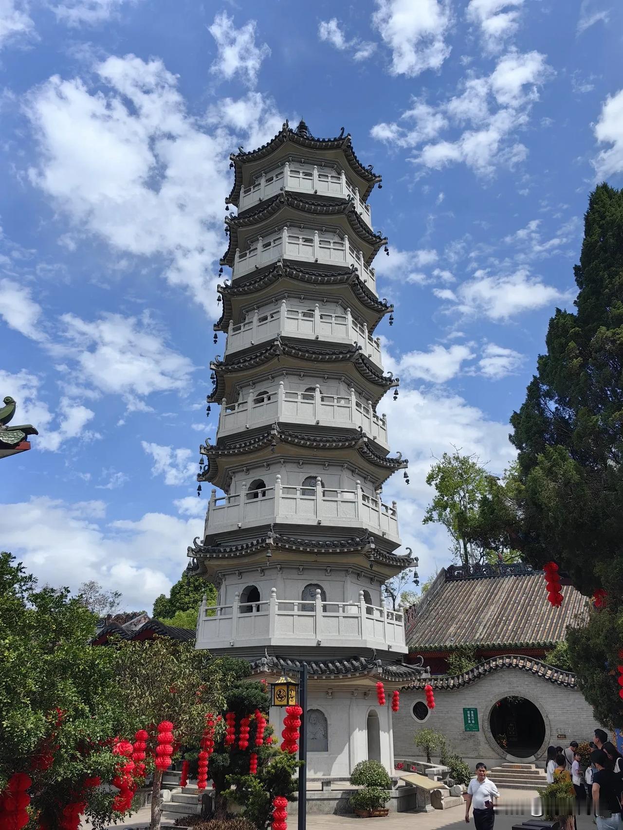 六祖故居无尘埃  广东新兴谒六祖故里感怀
旅居岭南，谒见六祖是行程的一部分。
提