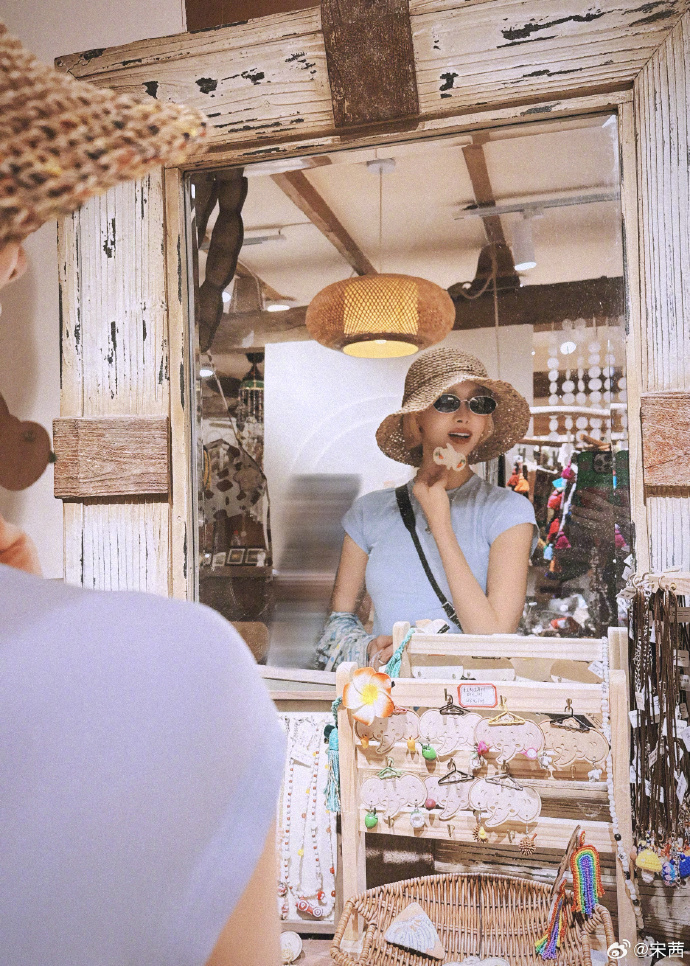 宋茜西双版纳PLOG宋茜金发造型活力灵动，在西双版纳尽享美食风光，随性自在不刻意
