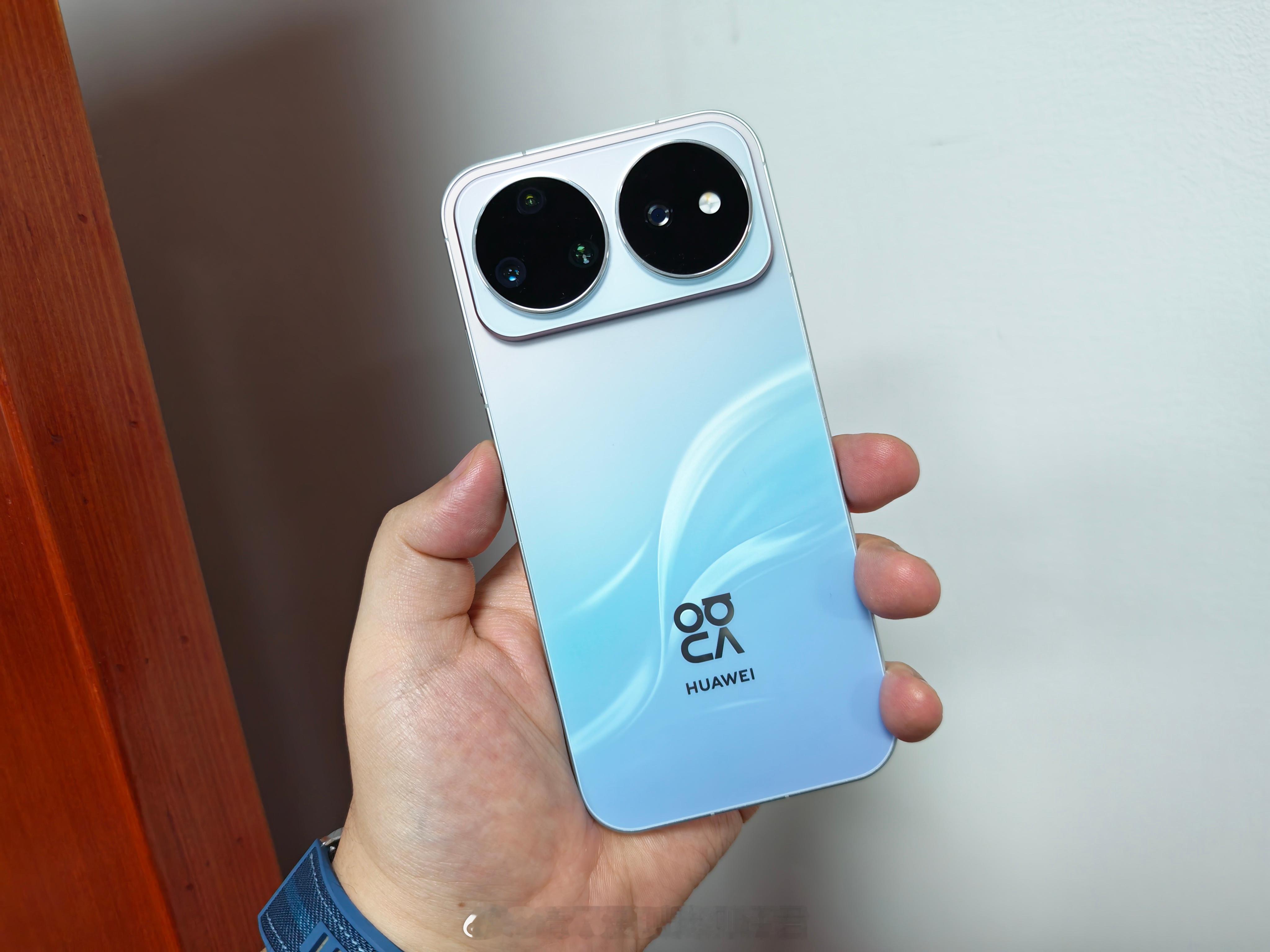 华为nova16 Pro实拍，外观非常有辨识度，质感也还不错，不过这次请了时代少