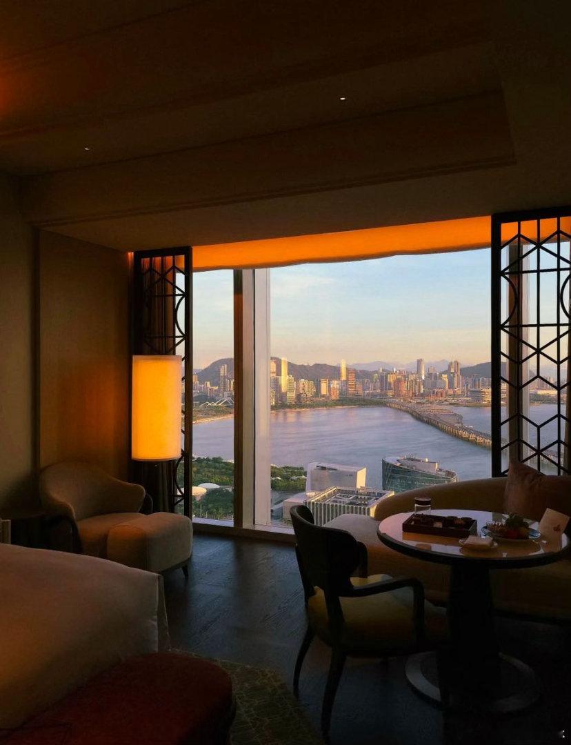 五一订酒店前先看这段脱口秀✅听脱口秀学省钱技巧！避开14-22点订房高峰，利用酒