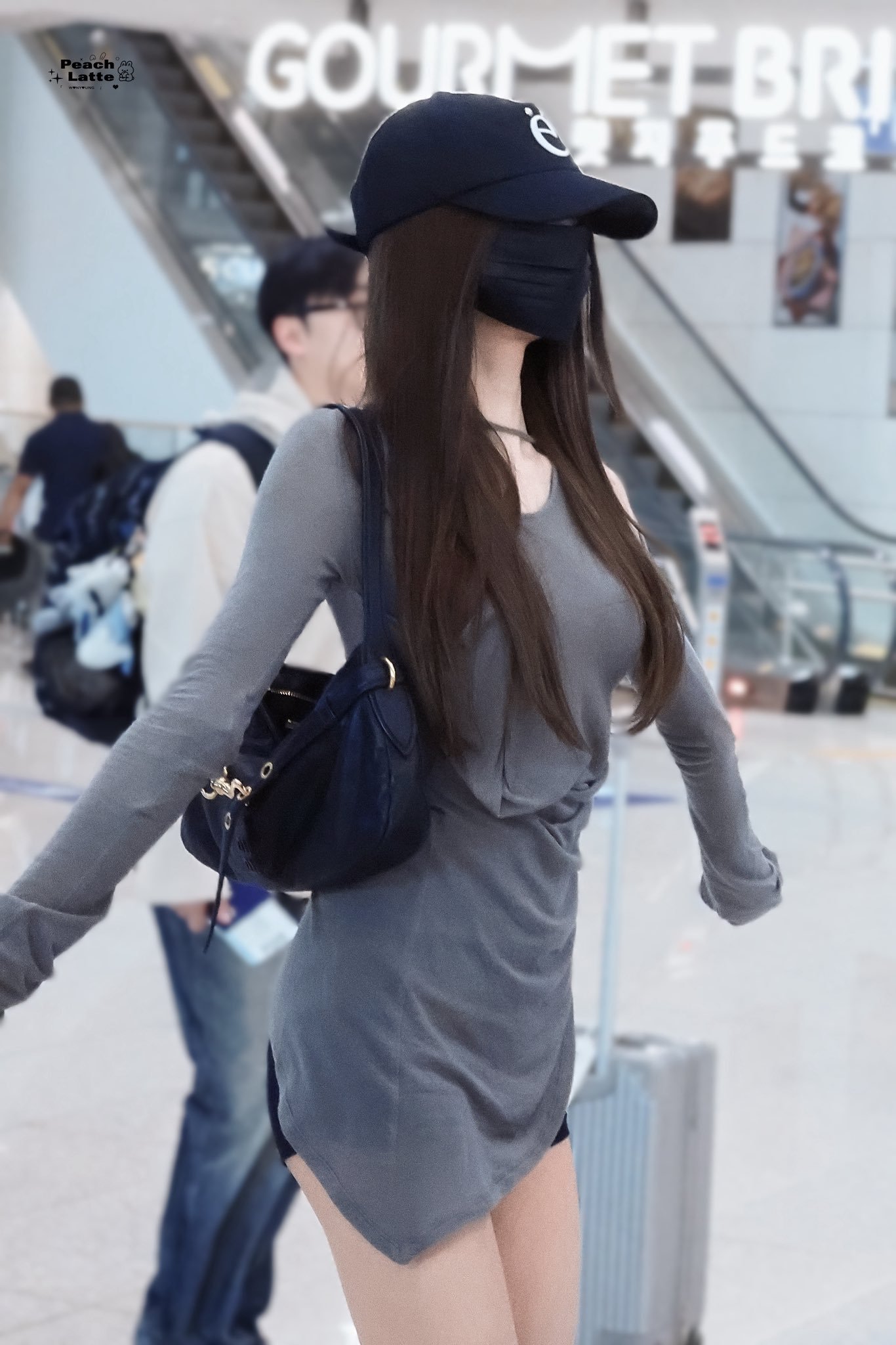 这张图明明在伸懒腰而我却…🙈🙈 