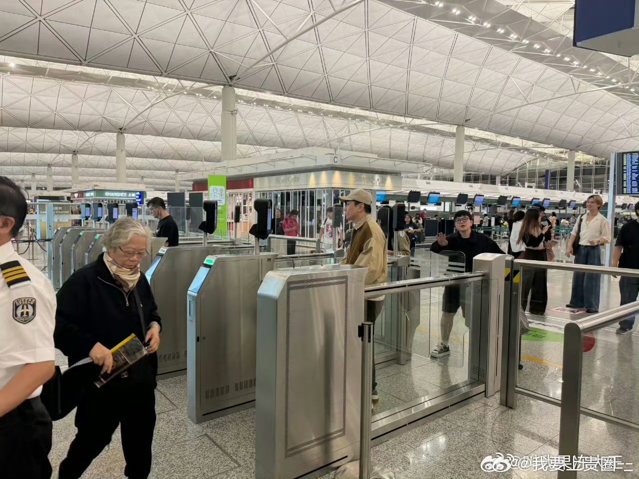 机场偶遇林俊杰和七七林俊杰七七过安检 网友机场偶遇林俊杰七七，两人一起过安检 ，