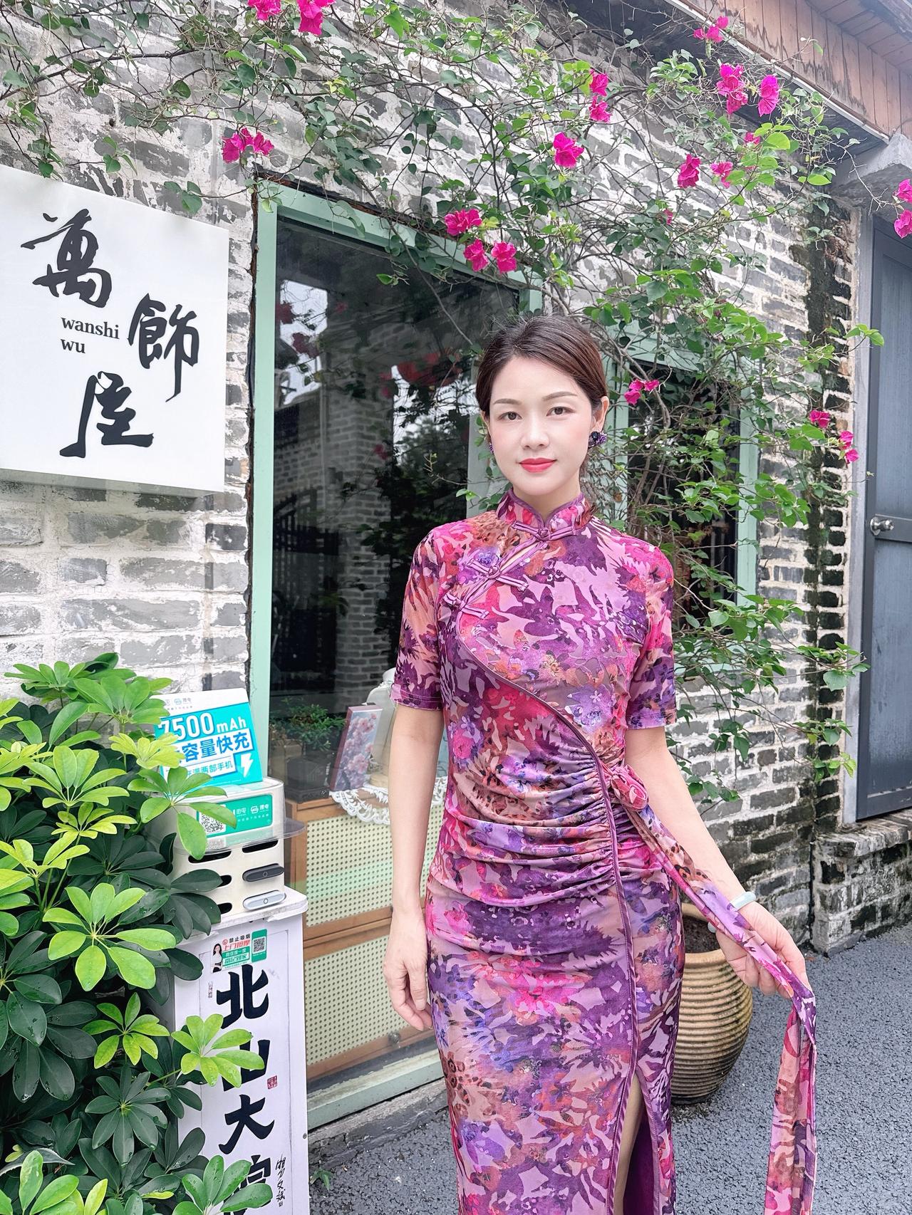 生活里最真实的状态就是：
和不同频的人在一起，是消耗；
和同频的人在一起，是滋养