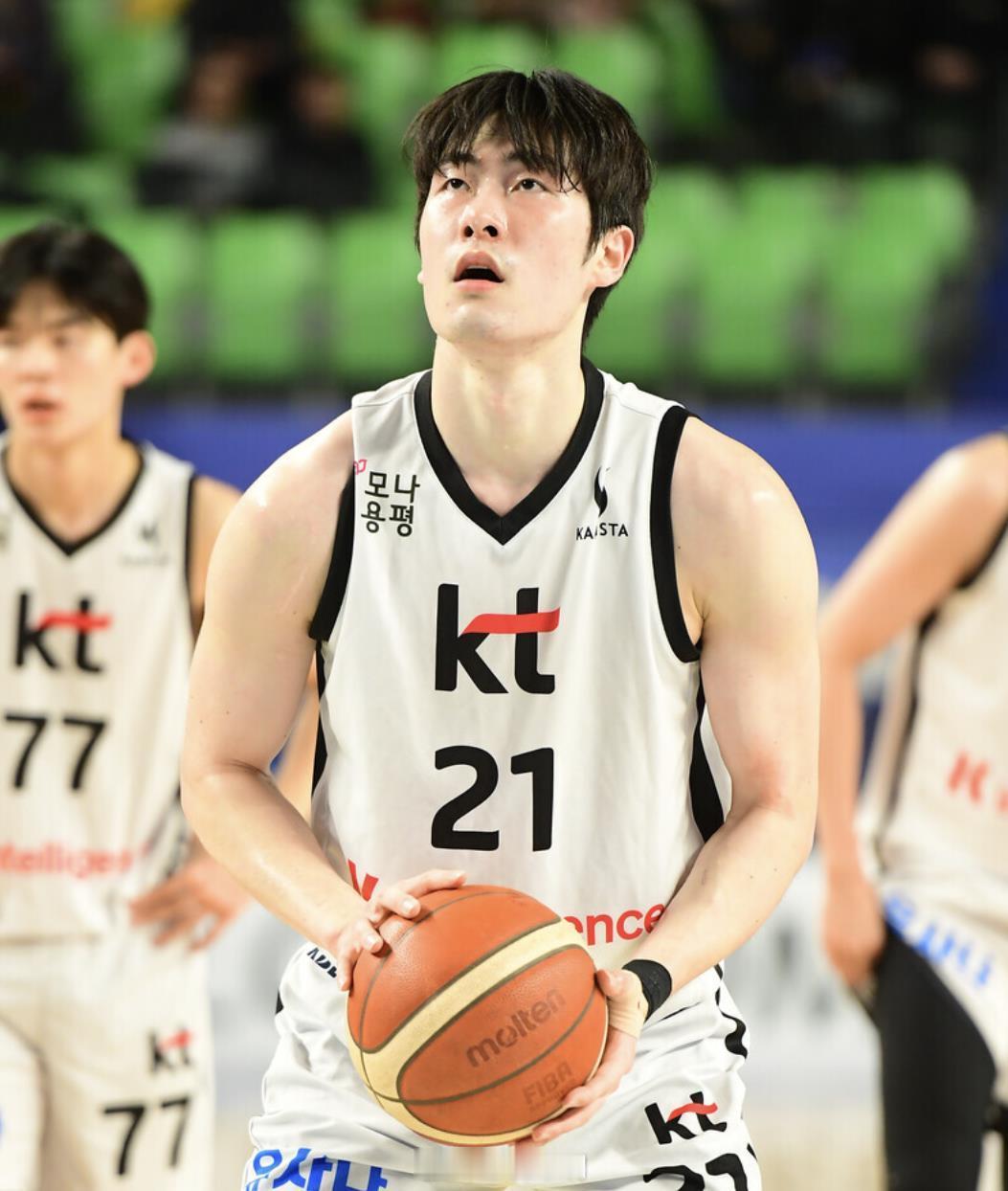 中国男篮 韩国队天天玩呢，又换人了。。。韩国男篮宣布，李元硕因为在17日的比赛中