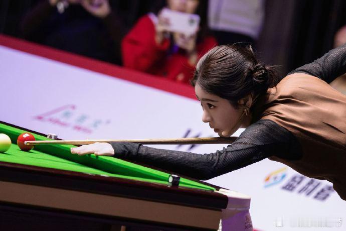 张碧晨复刻9年前和丁俊晖的合影 张碧晨这复刻合影太戳我！和丁俊晖友谊不散，打球还