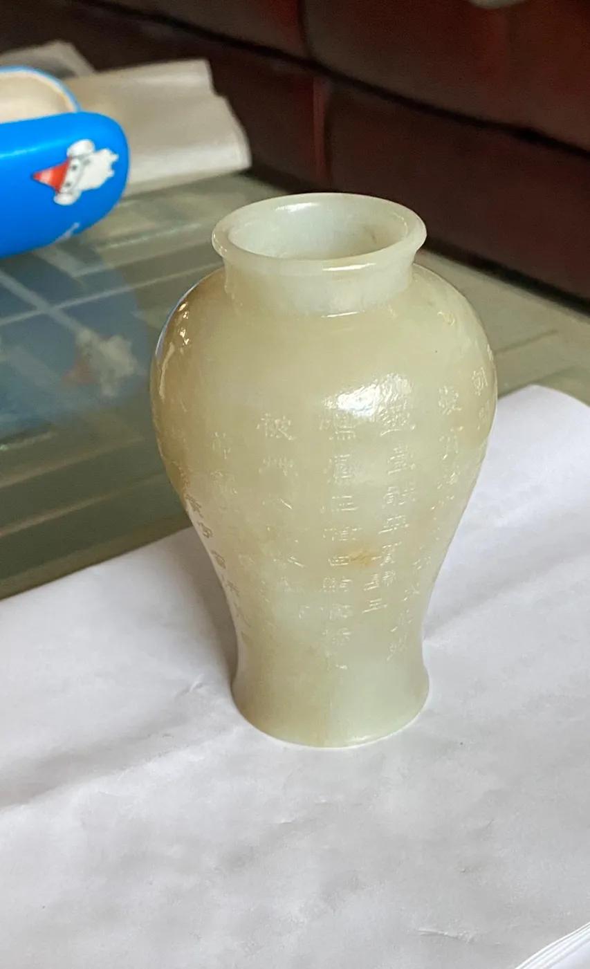 要有具备文字和雕工的古玉，比如瓶身阴刻《千字文》的那种，才更具魅力。