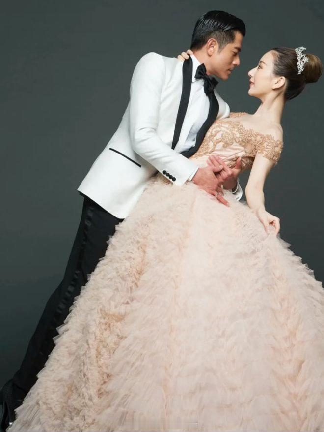 郭富城买了让女友痛哭流涕的礼物郭富城送百元水晶让方媛痛哭流涕，原来天王的浪漫，主