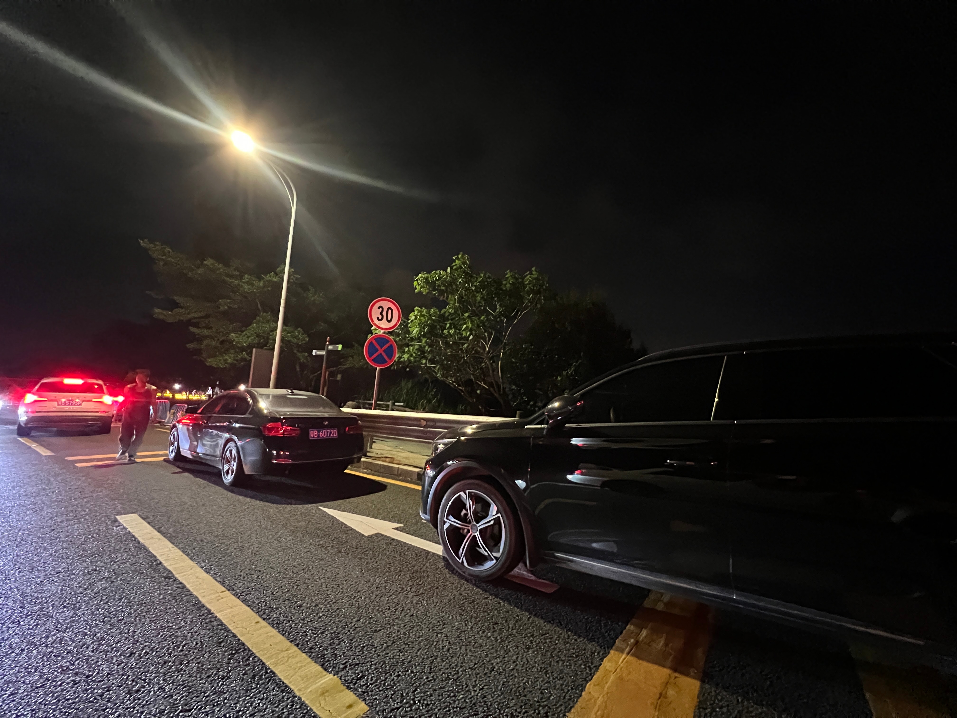 这些人违停把我家路堵死了！停一大排...  ​​​