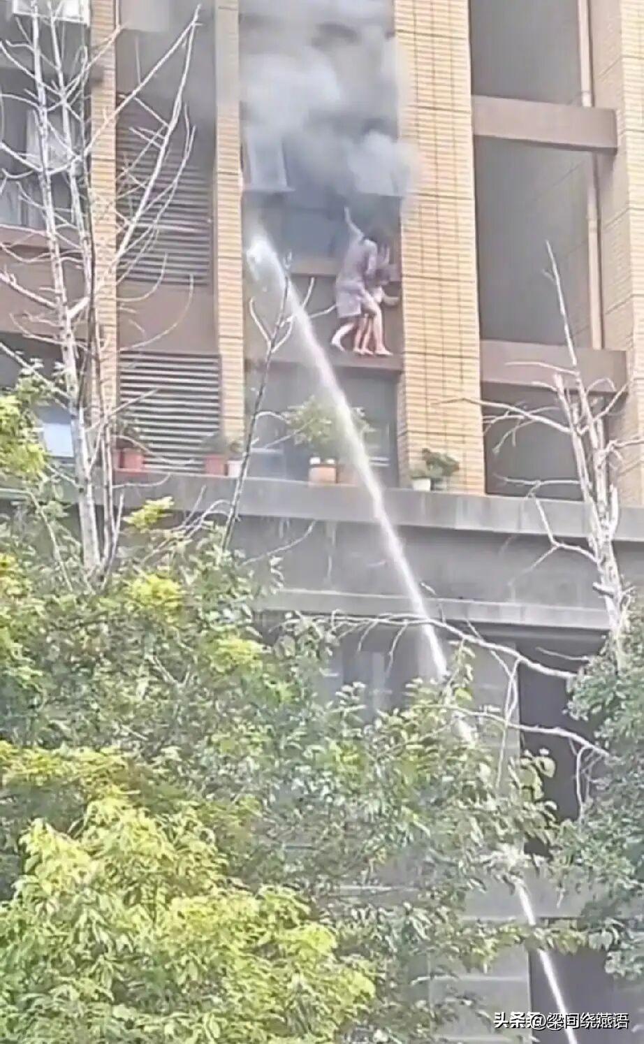 关于连云港火灾，我又挖掘出了三个让人心碎的细节

全网都在讨论连云港母女坠楼。我