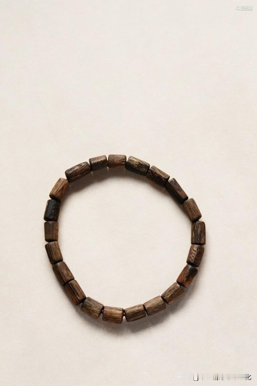 这串沉香，不是那种一闻就冲的香。

它更像慢慢铺开的气息——
先是温润的奶香，贴