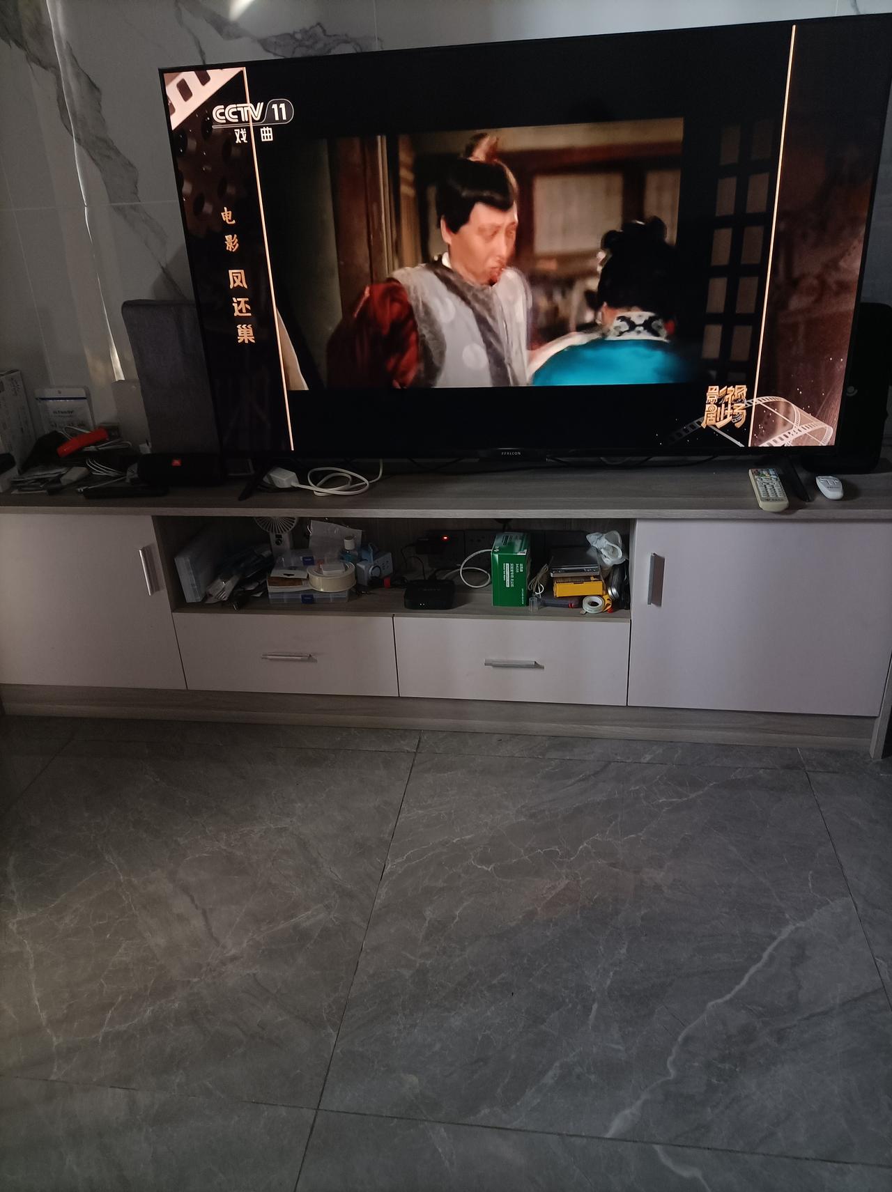 新年爱好打卡新年爱好家看电视，玩手机，又省心，又省力，又省钱[星星眼]