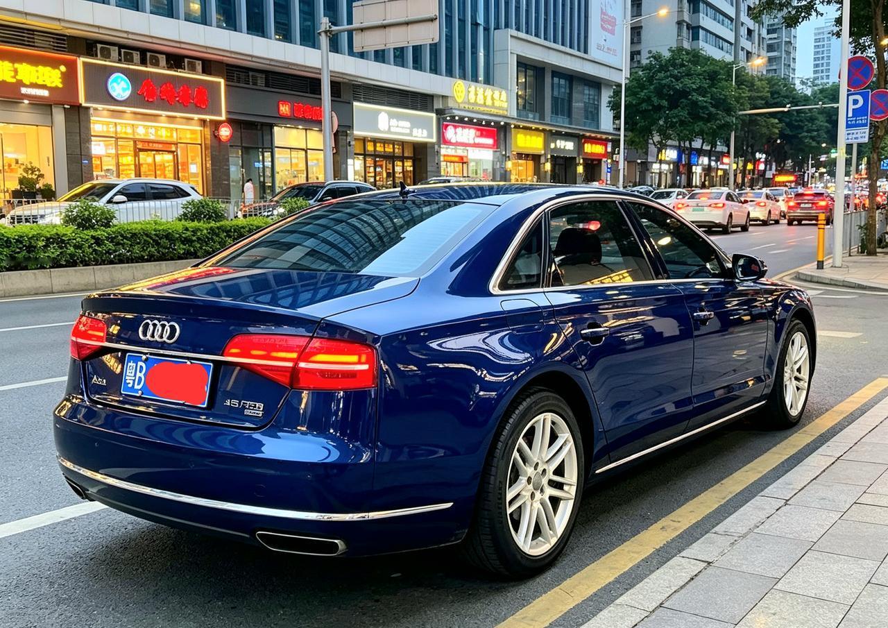 这台航海蓝的奥迪A8L 45 TFSI车型，可以说上牌量极其稀有，因为没法统计原