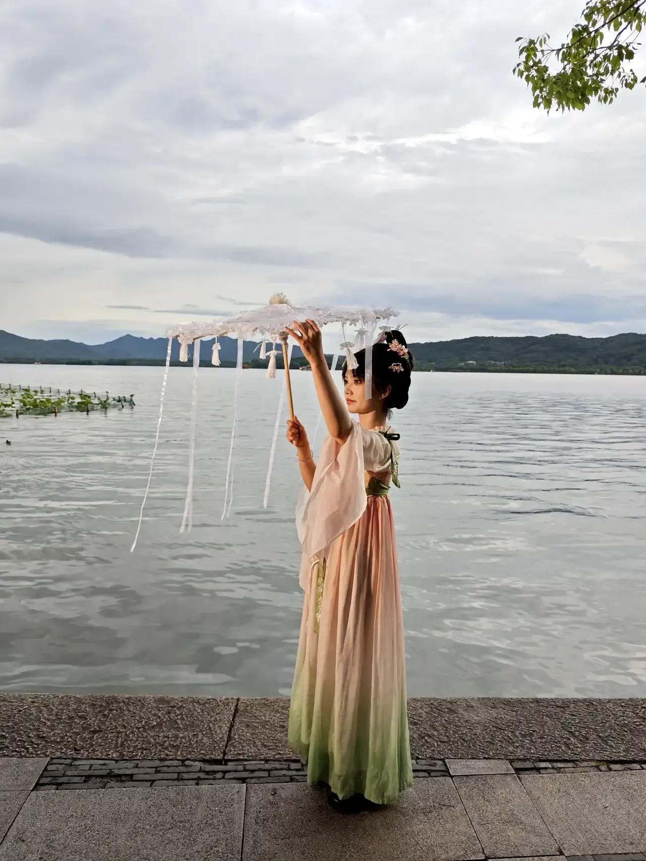 全世界以湖为景点的风景都大同小异，玩不出什么新花样来。而杭州西湖却不一样，不但有