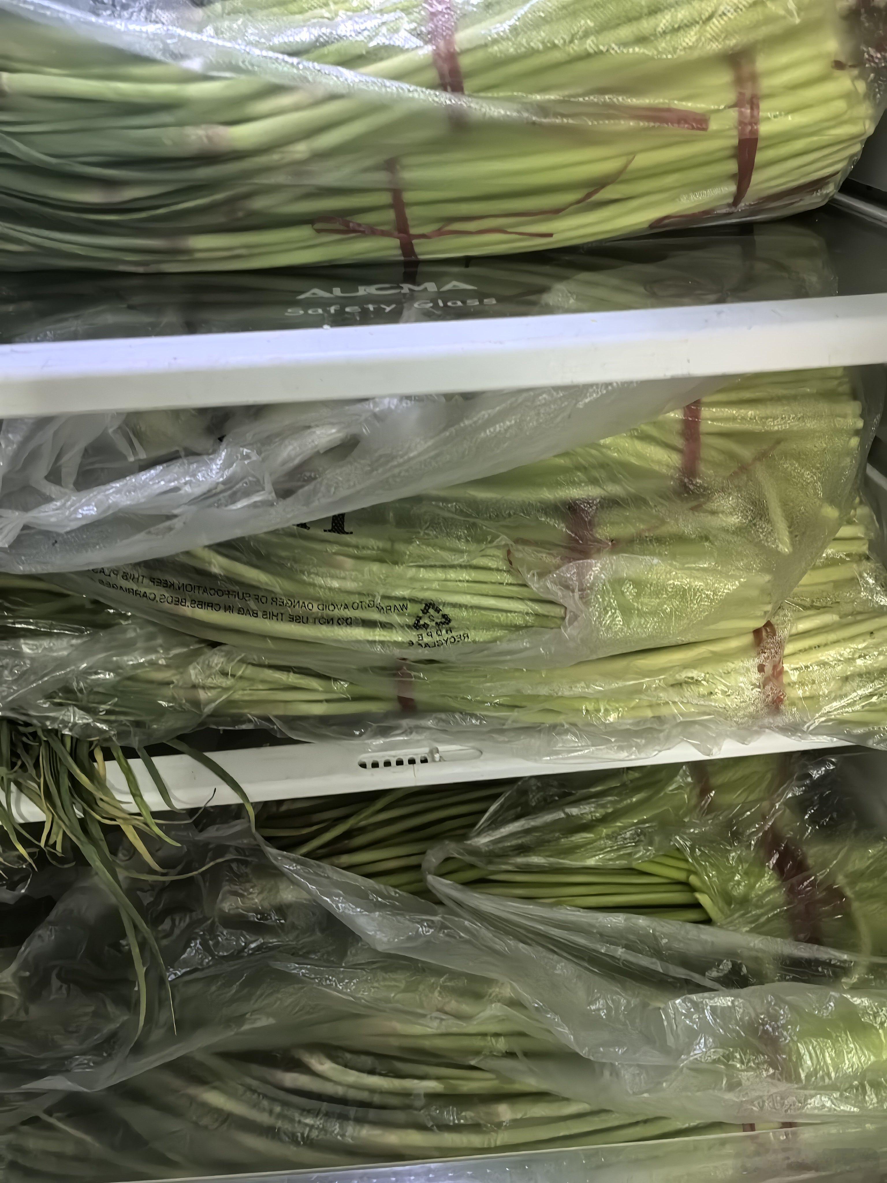 【货车司机被河南大娘追着送蒜薹  】“再也不敢去河南送货了  大河南蒜苔自由，谁