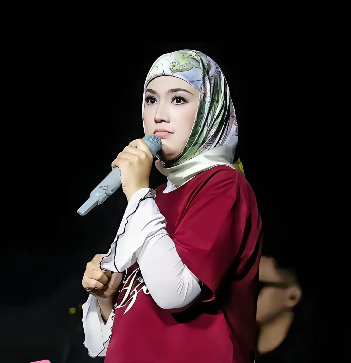 这位马来西亚女歌手在中国出了名，据说要带着丈夫和两个孩子来中国定居。
     