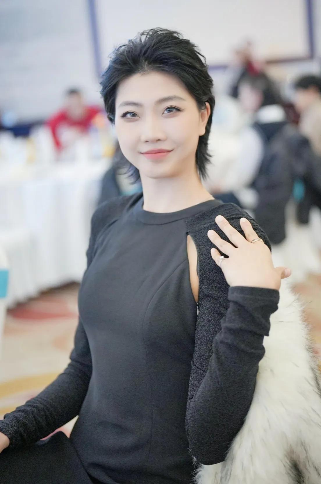 2米高的袁大美女！
有点腔调！
有没有女老总的气质？