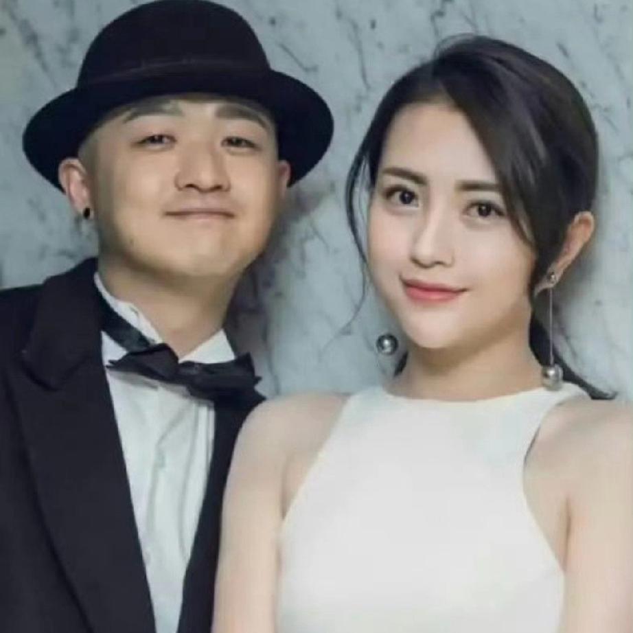 果然离异家庭的孩子比较缺爱，
不信就看看包贝尔，
他为什么会放着一个给他生过两个
