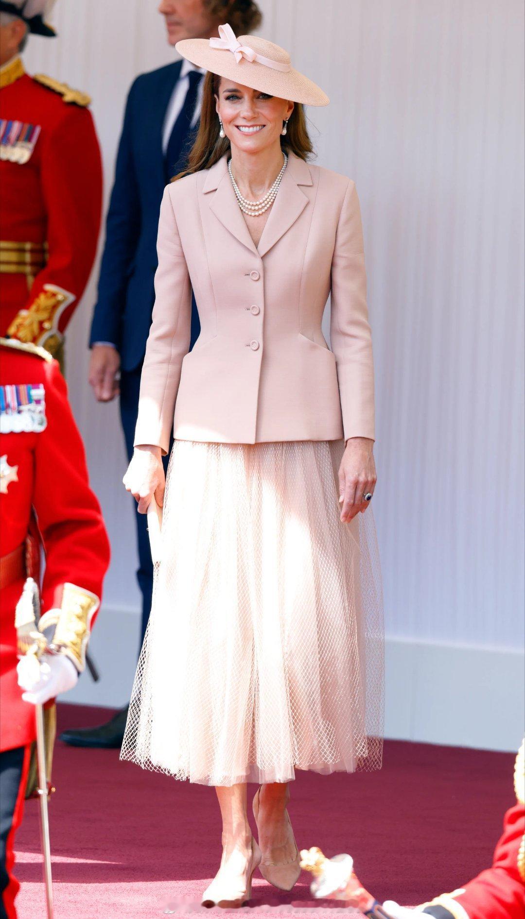 威尔士王妃凯瑟琳[超话]法国元首访问英国凯特王妃英国王室 ​​​