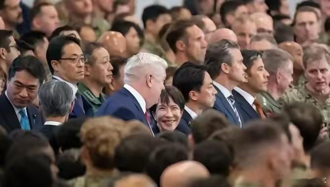 看到没，一位日本男士正在鄙夷的看着一脸谄媚的早苗！ ​​​