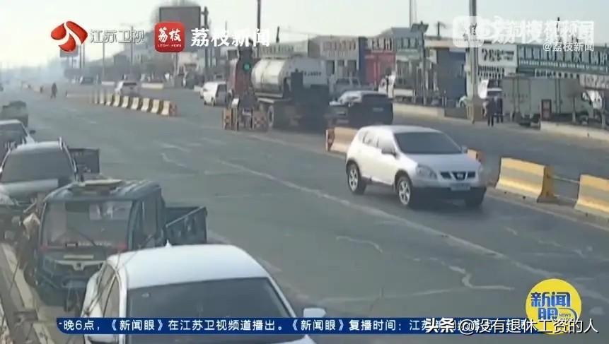 这一下该交警头大了，肇事者是两条狗，该怎么办？

黑龙江大庆的街头，一辆电动三轮