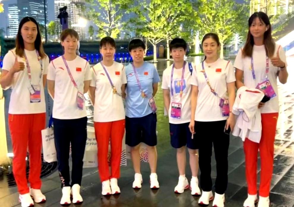 一张照片揭示了国乒女队的代际传承，也让人不禁思考：新一代“金花”能否像前辈那样，