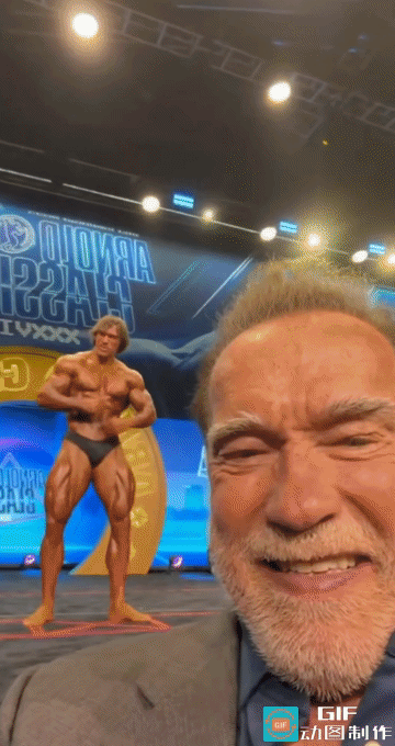 一个父亲最欣慰的事就是有个儿子“继承衣钵”。

阿诺斯瓦辛格拿着手机自拍，镜头里