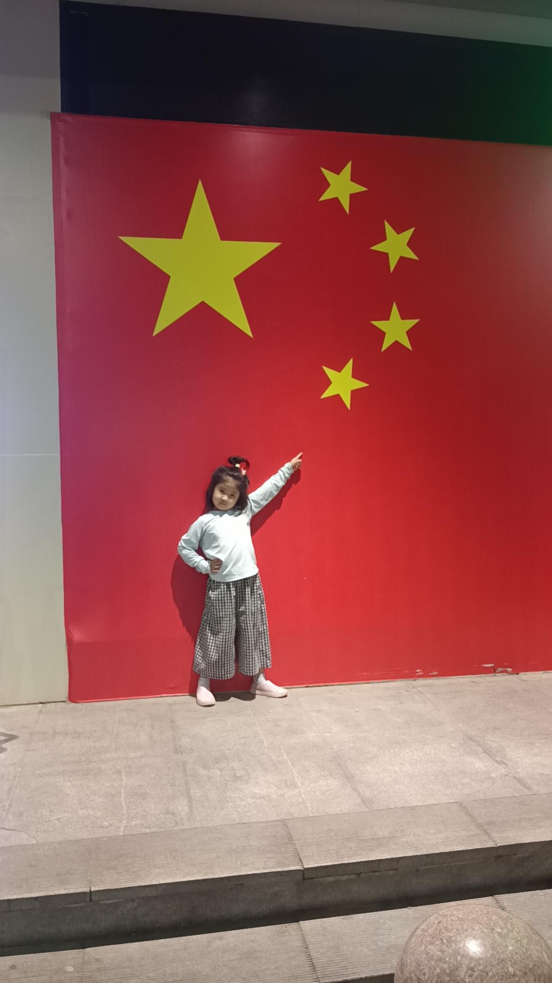 十月第一天的晨光刚落在长安街的华表上，我手机里的祝福消息就刷了快两百条。
有人发