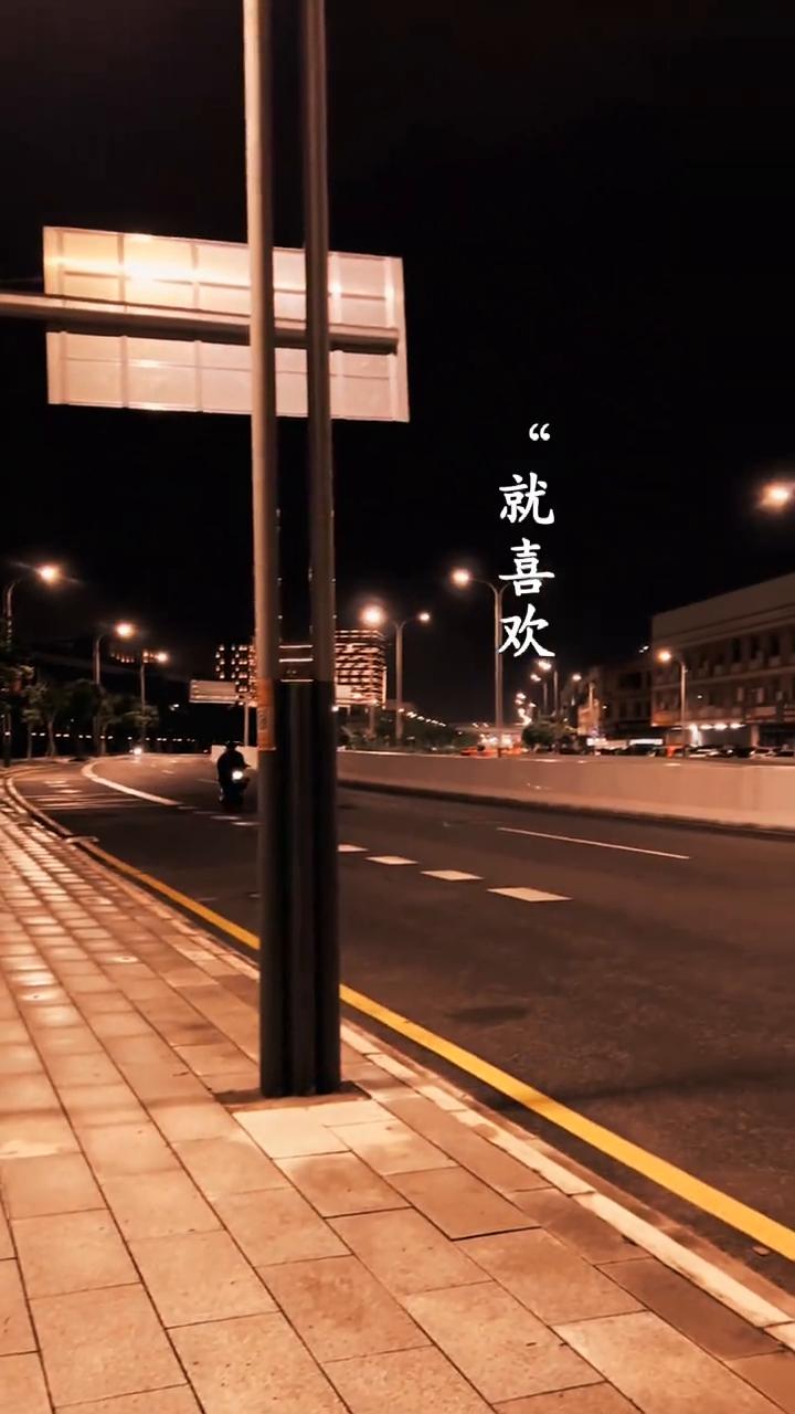一个人如果天天都喜欢一个人待着，不喜欢串门，不喜欢热闹，就喜欢独来独往，但却从来