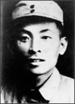 1935年，红军师长写好投降信准备带全师投敌，21岁政委连夜拍桌：绑了！多年后，