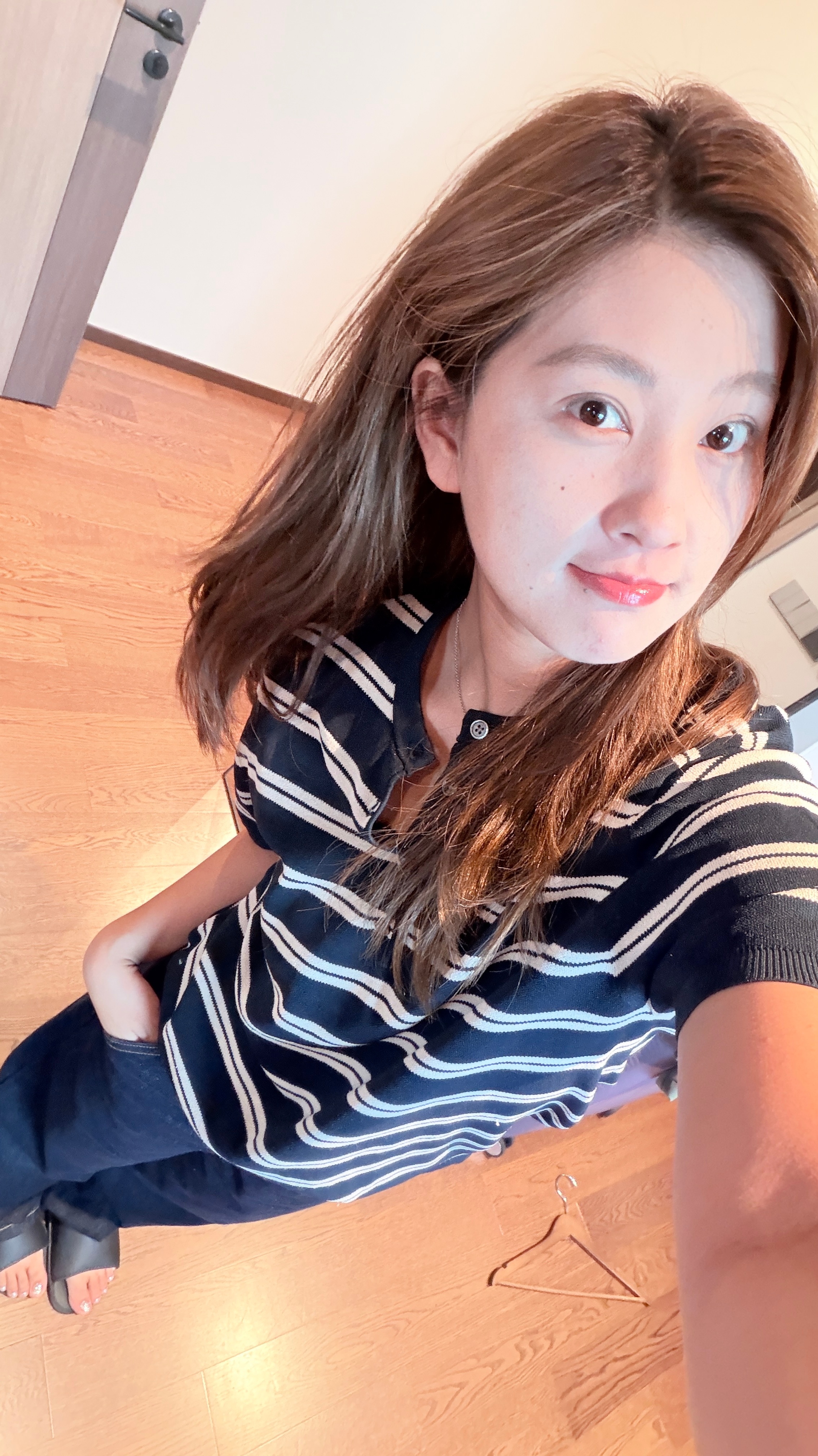 这是我今天的ootd大h出差了趁她不在偷穿一下大h衣服反正她买来都不穿我也是怕浪