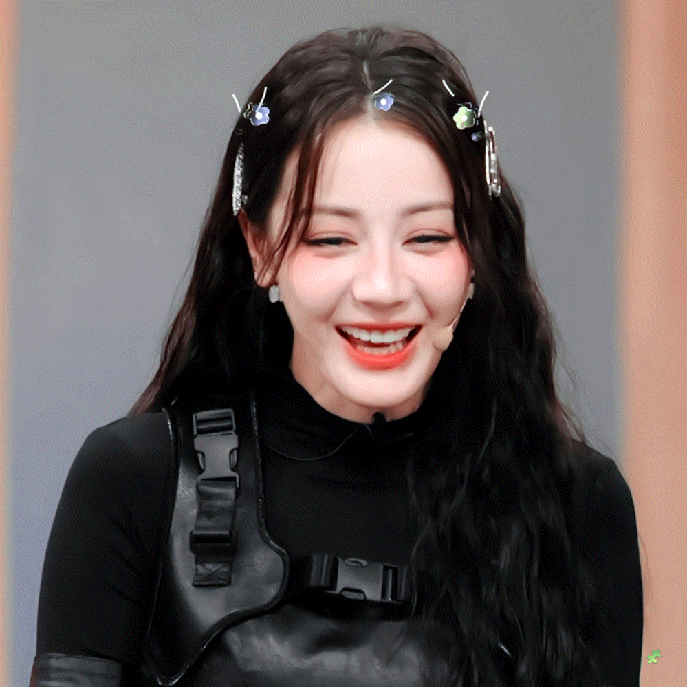 迪丽热巴 人生像一首曲子，离不开灵动的音符；每个人都希望自己的每一天都开开心心、