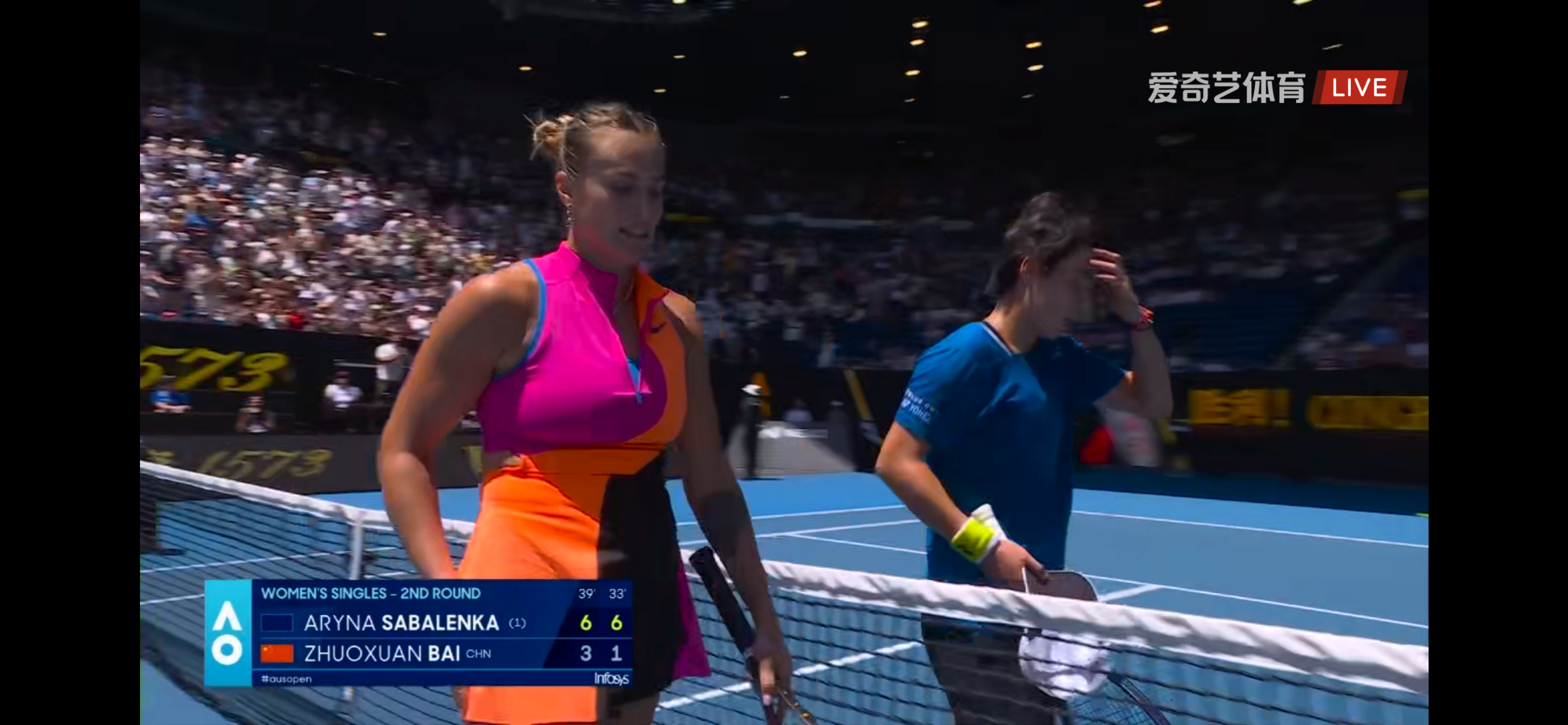 小白登陆中心球场，在偶像周杰伦的注视下以3-6、1-6输给了世界第一萨巴伦卡，止