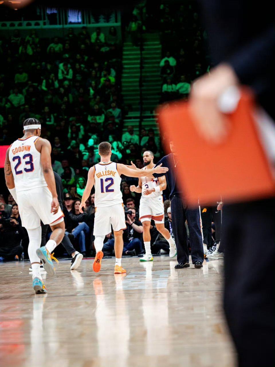 108-105，最后6.3秒，我日还领先三分。还不能掉以轻心，防住啊🙏🏻🙏