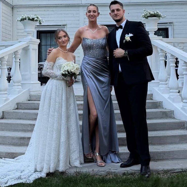 排球 📸 在哥哥婚礼上的马格达莱纳.斯蒂夏克👰🤵 桑德拉·马齐亚拉 & 托