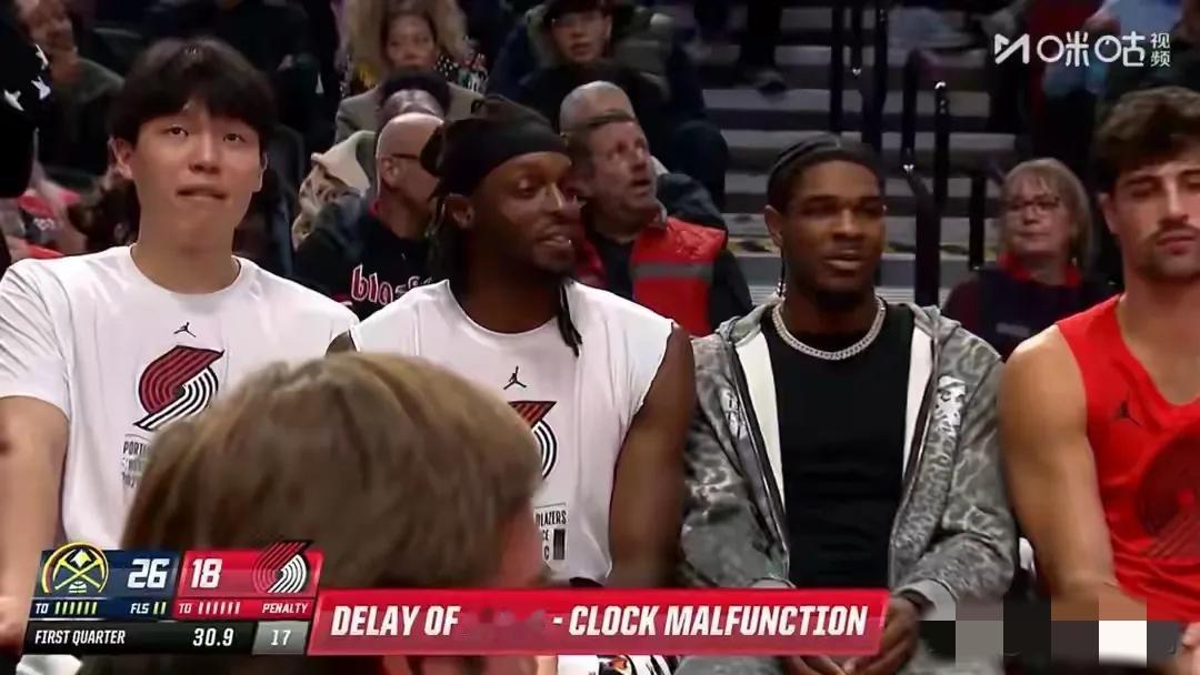 杨瀚森的球技不高，但是他的生活幸福指数很高啊……！

首先，人家年薪千万人民币，