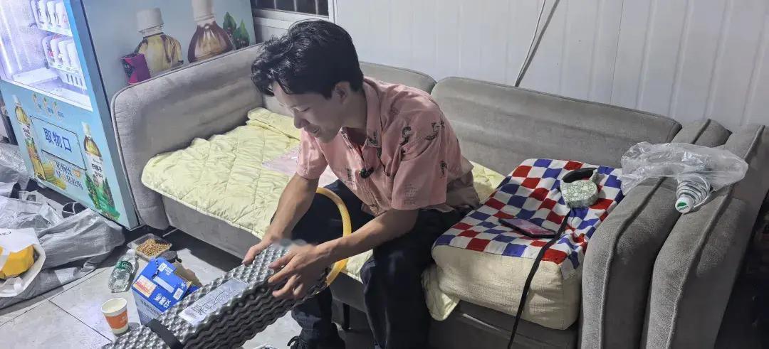 唐维是湖南怀化新晃的19岁少年，因带着小狗波波在长沙跑外卖、睡桥洞攒大学学费的故