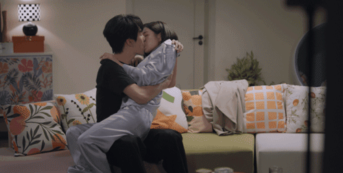 好家伙，吻的是真带劲儿！

42岁的陈妍希在新剧《狙击蝴蝶》中，与小自己19岁的