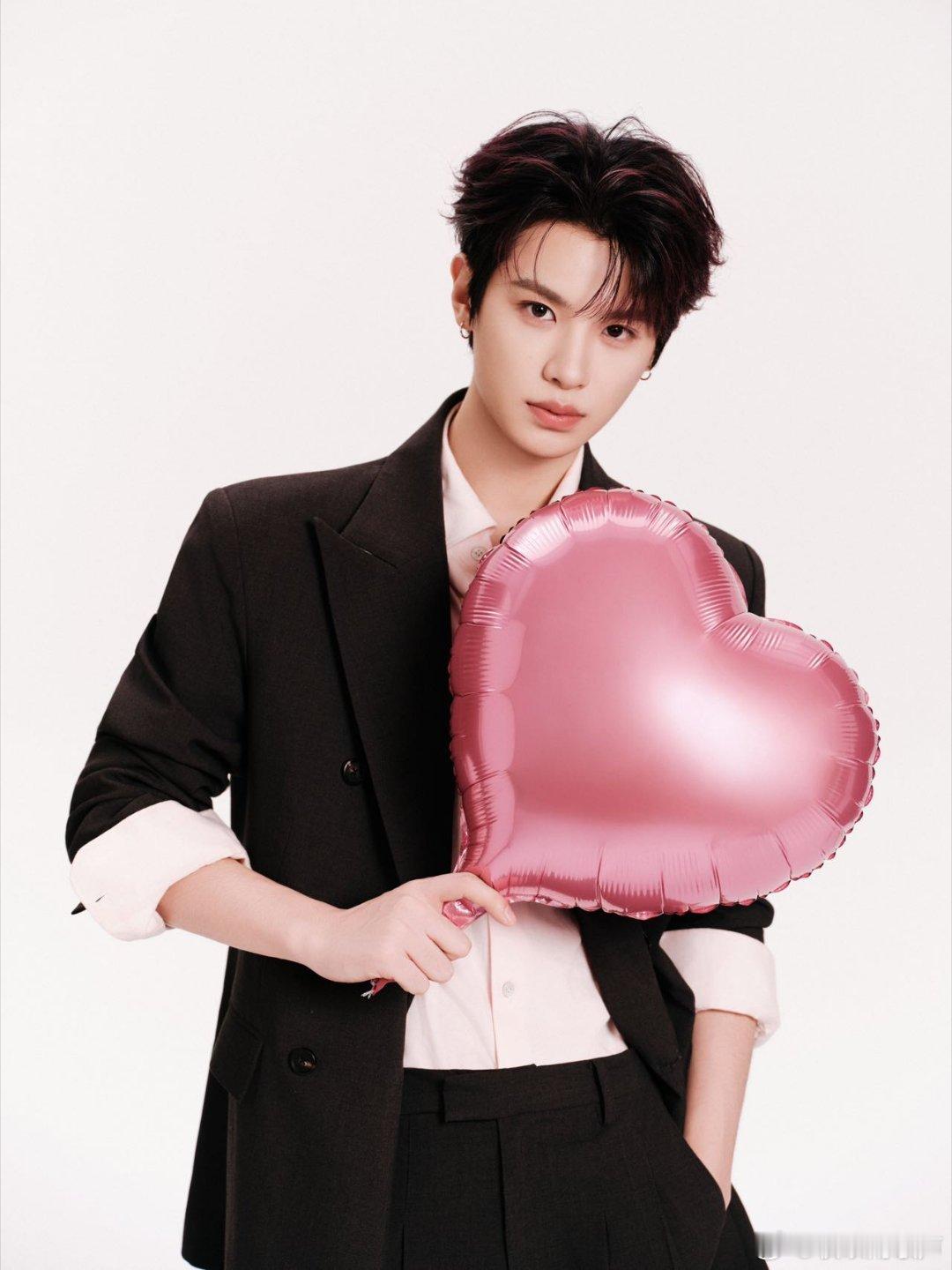 黄明昊本命年穿上红袜子了西装革履配大红袜子，这反差萌绝了，新年穿一身红，未来的一