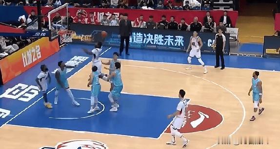 克里斯在干嘛和谁生气？三次扣篮进了一个，用力过猛也不行



山东德比开打，山东