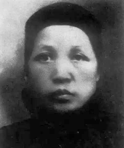 1919年文七妹在长沙治病，临走前：三伢子，讨到了堂客给娘说一声。
 
1919