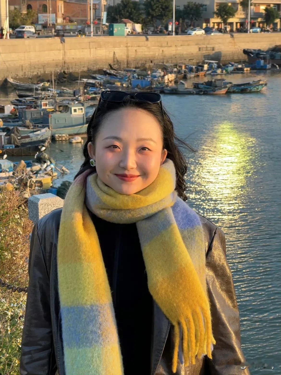 甘比为自己的爱好代言，因为喜欢钩织，经常会给自己编织衣服、发带、包包等等。以她的