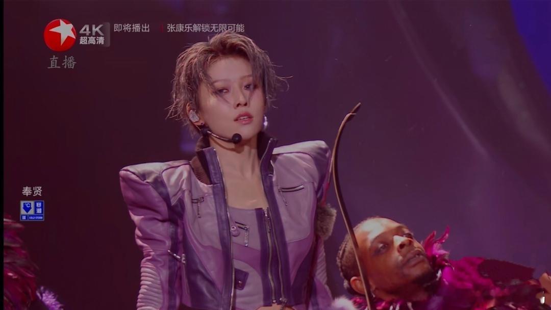 刘雨昕跨年新歌首秀 刘雨昕射箭眼神杀太绝了，眼神坚定气场全开，一个动作就让舞台张