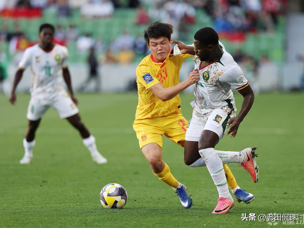 变阵五后卫中国队明显不适应…9分钟丢两球，中国队0：2负于喀麦隆，开局邵佳一排出