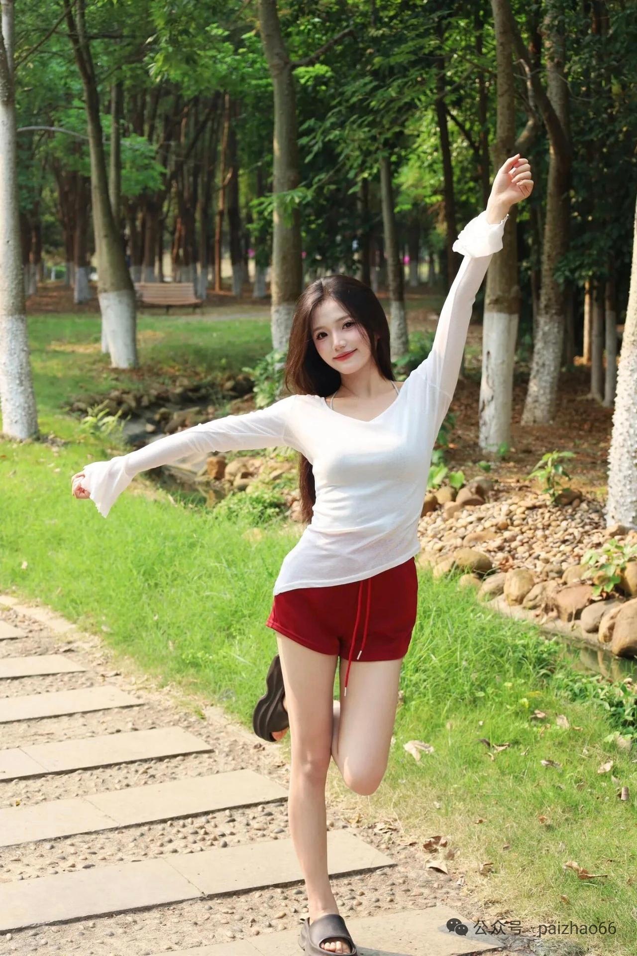 公园拍照，8个小动作，这样拍，松弛漂亮，出片自然又有生命力