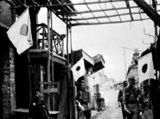 1943年，八路军缴获了两挺机枪，却苦于没子弹，几天后，一个农民拉来一辆粪车，嘿