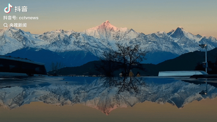央视分享绝美的一幕！日照金山映于澄色湖面，一山金顶，一镜倒影…

视频中，慢慢地