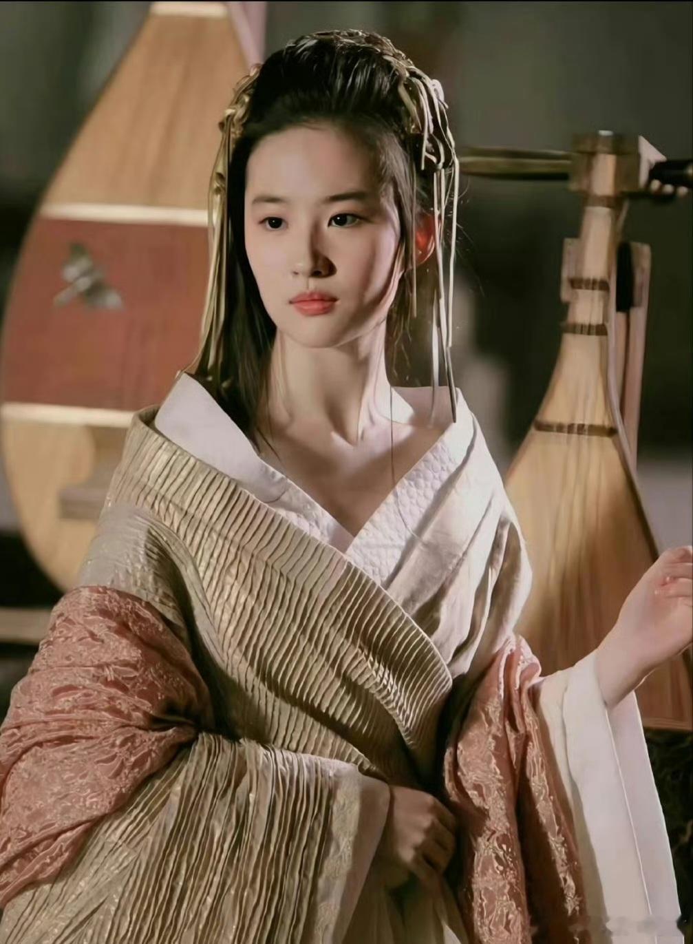 刘亦菲三组造型惊艳亮相，从贵气到英气再到魅惑，完美诠释不同角色气质！第一组宫廷乐