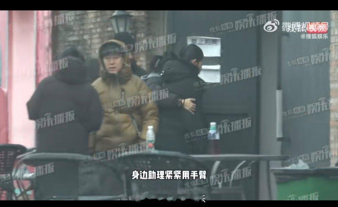 倪萍疑似身体不适被助理搀扶  倪萍老师疑似身体不适，进门和离开时，助理一路搀扶她