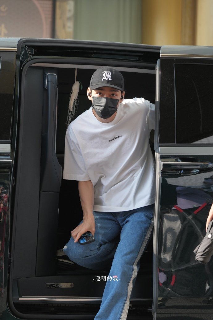 龚俊《暗河传》上班白T恤好啊[舔屏]风能不能再大点斯哈斯哈 ​​​