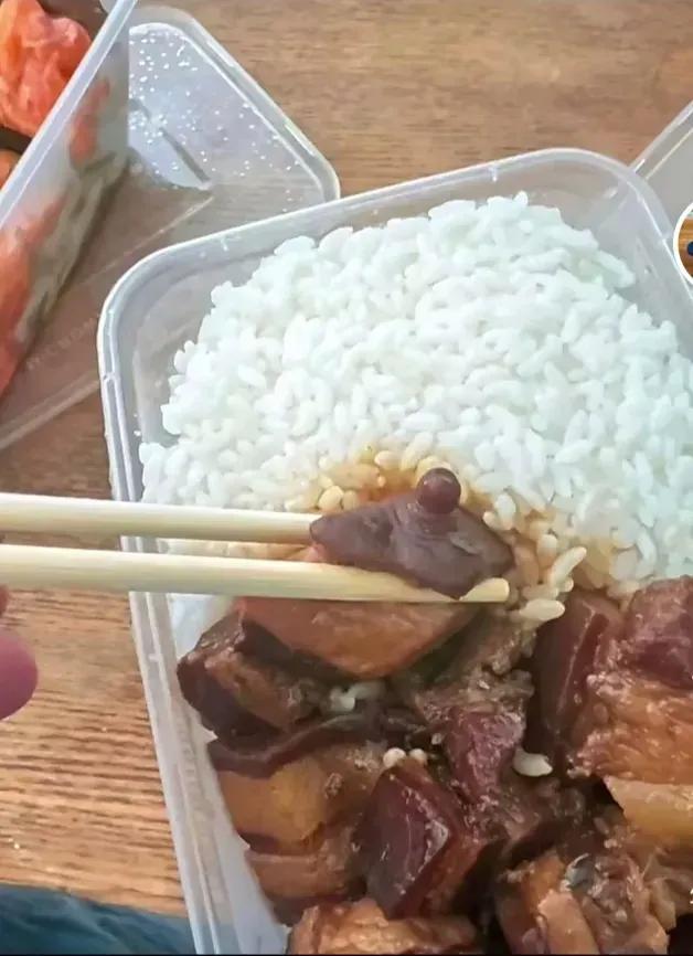 “谁能告诉我，这份隆江猪脚饭上怎么会有个“咪咪？我真是气得脑子都要吐血了！花了1